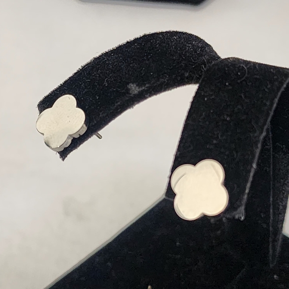 Silver Stainless Steel and Black Quatrefoil Flower Clover Necklace Earring Set - Picture 8 of 11